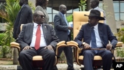 L'unification des forces fidèles au président Salva Kiir (à dr.) et à son rival, le vice-président Riek Machar (à g.), était une condition-clé de l'accord de paix de 2018 qui a mis fin à un conflit de cinq ans.