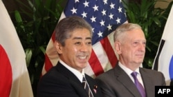 日本防衛大臣岩屋毅2018年在新加坡東盟峰會上與時任美國國防部長馬蒂斯同媒體見面