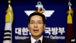 南韓國防部發言人金玟奭2013年12月8日就擴大防空識別區問題在首爾舉行記者會。
