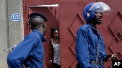 La police patrouille dans le quartier de Nyakabiga à Bujumbura au Burundi, le 4 mai 2015. 