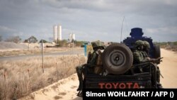 Des soldats rwandais patrouillent à Afungi près du complexe Total, à Cabo Delgado, le 22 septembre 2021.