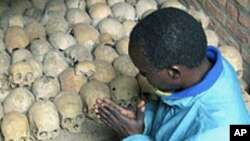 Un survivant prie sur les crânes de victimes du génocide à Nyamata, Rwanda (avril 2004) 