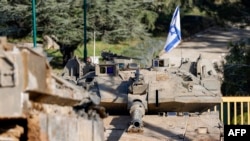 Kendaraan tempur Israel, Merkava, dikerahkan di sisi tembok beton perbatasan di sepanjang perbatasan utara Israel dengan Lebanon, Selasa, 18 Februari 2025. (Foto: Jalaa Marey/AFP)