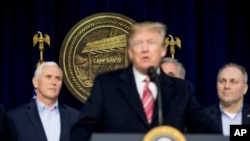 Le président Donald Trump, accompagné du vice-président Mike Pence, et le député de la majorité républicaine Steve Scalise, R-La., à droite, s'adresse aux médias lors d'une retraite du leadership du parti républicain à Camp David, Maryland, 6 janvier 2018.