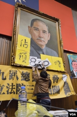 在台灣，佔領立法院 事件進入第90小時那一刻（美國之音申華拍攝）