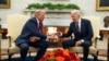 Presidente eleito, Donald Trump, e Presidente Joe Biden cumprimentam-se no Salão Oval da Casa Branca em Washington, 13 novembro 2024
