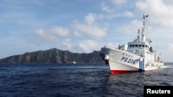 日本海岸警衛隊的艦隻在有爭議的釣魚島、日本稱尖閣列島海域行駛
