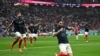 Mfaransa Theo Hernandez akishangilia baada ya kufunga bao lake la kwanza akiwa na Olivier Giroud . katika mechi ya Ufaransa dhidi ya Morocco uwanja wa AlBayt. REUTERS/Dylan Martinez.