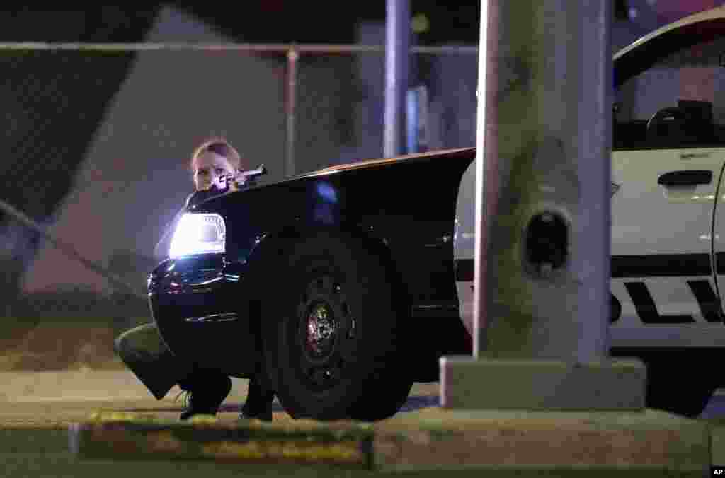 La police se met en place après la fusillade lors d&#39;un festival de musique, à Las Vegas, le 1er octobre 2017.