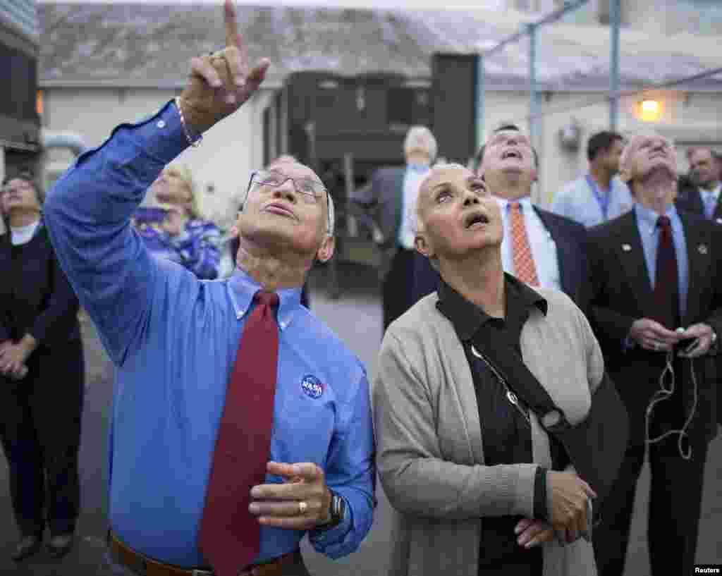 L&#39;administrateur de la NASA Charles Bolden, à gauche, et son épouse Jackie observent la fusée Delta IV Heavy décoller, avec le vaisseau spatial Orion, de la station de Cap Canaveral Air Force à Cap Canaveral, en Floride, le 5 décembre 2014.