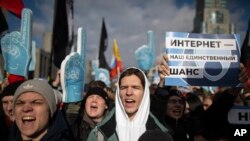 Des protestataires à Moscou, le 10 mars 2019, contre un projet de loi dont ils craignent qu'il ne conduise à une censure généralisée d'Internet. Le Parlement a demandé que tout le trafic Internet soit acheminé via des serveurs en Russie. (Photo AP / Alexander Zemlianichenko)