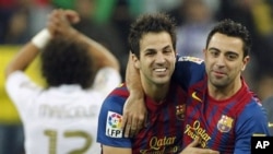 Dua pemain Barca, Cesc Fabregas dan Xavi Hernandez (kanan). Xavi Hernandez mengalami cedera dan absen dalam pertandingan pembukaan Copa del Rey. 