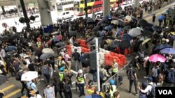 Rassemblement des manifestants à l'aéroport international de Hong Kong.