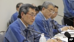 日本東京電力公司總裁清水正孝(左)星期五在東京表示將辭職