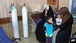 De possibles victimes d'une attaque chimique attendent d'être traitées dans un hôpital près de Kirkouk, Irak, le 11 mars 2016. (AP Photo)