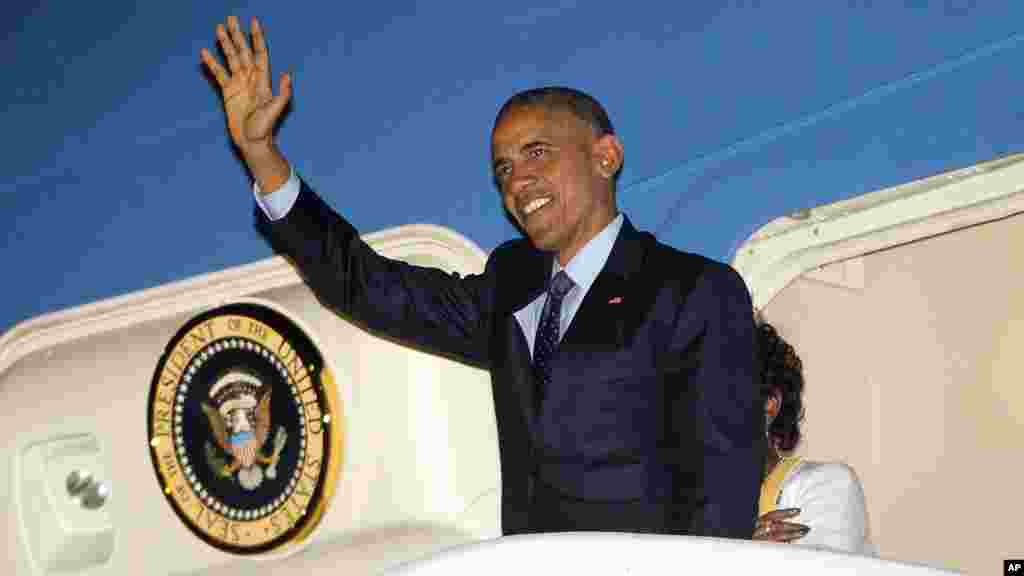 Le président américain Barack Obama salue de la main à son arrivée, mercredi 8 avril 2015, à Palisadoes, à Jamaïque où il descend de son avion l&#39;Air Force One à l&#39;aéroport international Norman Manley.