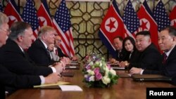 美國和北韓官員2019年2月28日在越南河內參加特朗普總統和北韓領導人金正恩第二次峰會的擴大會議