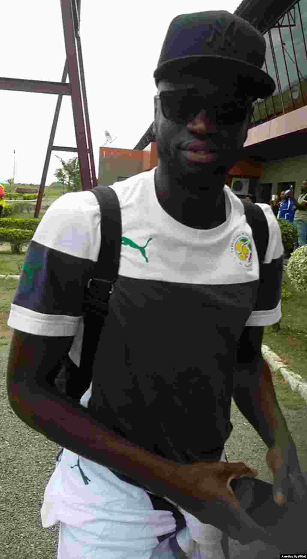 Cheikhou Kouyate, kapteni wa Senegal, awasili Franceville, Gabon.