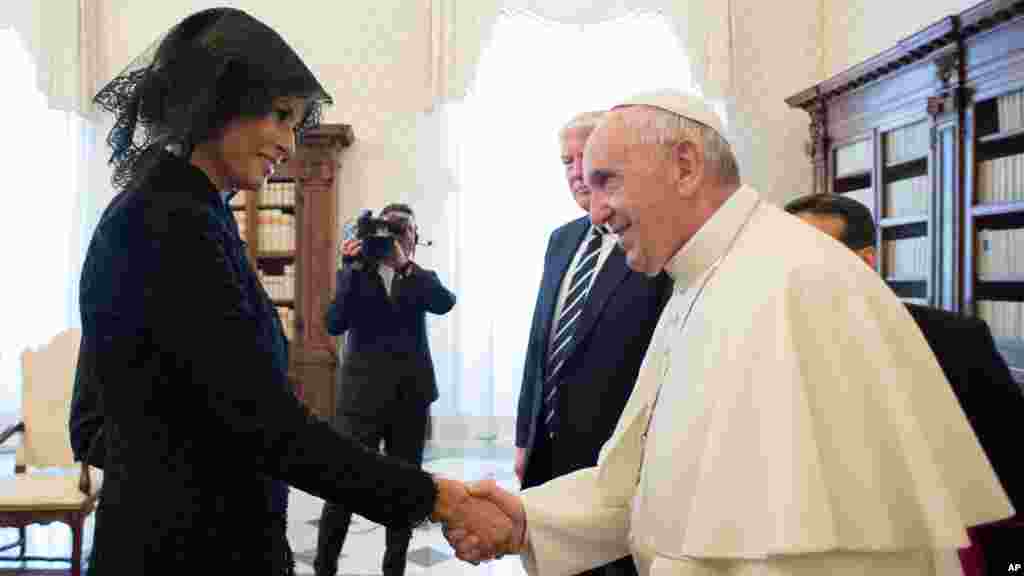 Le pape François serre la main de la Melania Trump à l&#39;occasion de leur visite, au Vatican, le 24 mai 2017.