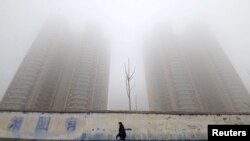 河北省一名妇女走过严重污染的邯郸市街头。（2019年11月6日）