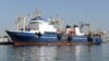 Les pêcheurs sénégalais dénoncent constamment la concurrence des bateaux usines contrôlés par des étrangers, auxquels ils imputent la raréfaction du poisson.