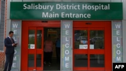 Une vue générale montre l'entrée principale de l'hôpital du district de Salisbury, dans le sud de l'Angleterre, le 4 juillet 2018, où une femme britannique, Dawn Sturgess, empoisonnée par un agent neurotoxique, est décédée dimanche.