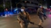 Les forces de sécurité sud-africaines patrouillent dans le centre-ville de Johannesburg, en Afrique du Sud, le vendredi 27 mars 2020, pendant le confinement visant à limiter la propagation du nouveau coronavirus.