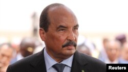 Le président mauritanien Mohamed Ould Abdel Aziz attend l'arrivée du président français à l'aéroport de Nouakchott, en Mauritanie, le 2 juillet 2018.
