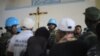 Des casques bleus malawiens de la Mission de l'Organisation des Nations Unies pour la stabilisation en République démocratique du Congo (MONUSCO) à l'intérieur de l'église catholique Emmanuel Butsili à Beni, le 27 juin 2021.