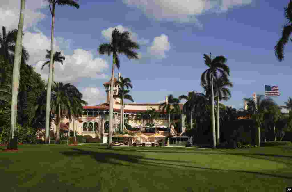 川普在佛羅里達州棕櫚灘的別墅，海湖莊園(Mar-a-Lago)。川普一家上星期在那裡過節休假。 NBC電視網報導，美國特勤局派了150名安全人員在那裡保護（2016年11月27日））