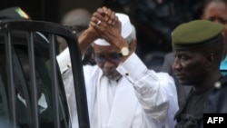 L'ancien dictateur tchadien Hissène Habré escorté par des militaires après avoir été entendu par un juge le 2 juillet 2013 à Dakar, au Sénégal.