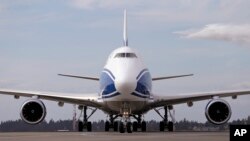 Un nouvel avion cargo Boeing 787-8 appartenant à des taxis AirBridgeCargo après son atterrissage le vendredi 7 octobre 2016 à l'aéroport international de Seattle-Tacoma, à SeaTac, Washington. (AP Photo / Elaine Thompson) 