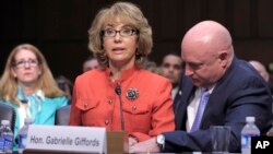 參議院司法委員會的聽證上吉福茲向國會發出槍管呼籲