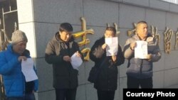 四名吉林市退伍軍人獲釋後在拘留所外會合。（當事人供圖）