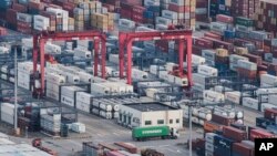 一輛貨運卡車在上海洋山港堆放的貨櫃中行駛。 (資料照片：2018年3月29日)