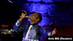 Le chanteur Youssou Ndour donne un spectacle au festival de Carthage, à Tunis, le 1er août 2014.