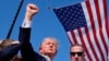 Rais Donald Trump muda mfupi baada ya kujeruhiwa alipokuwa akihutubia mkutano wa kampeni mjini Butler, Pennsylvania.
