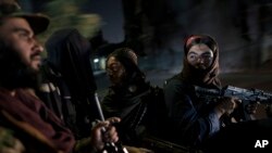 塔利班作戰人員在阿富汗喀布爾夜間巡邏（2021年9月12日）