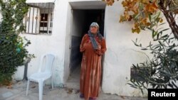 La mère d'Anis Amri, l'auteur présumé de l'attentat de Berlin, devant chez elle à Oueslatia, en Tunisie, le 23 décembre 2016.