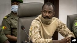 Le colonel Assimi Goita lors d'une rencontre avec une délégation de haut niveau du bloc régional ouest-africain connu sous le nom de CEDEAO, au ministère de la Défense à Bamako, Mali, le 22 août 2020. (AP Photo, File)