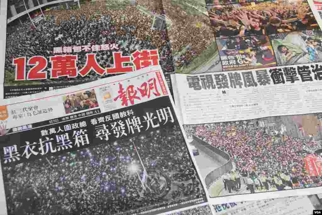 数万香港市民游行到政府总部集会抗议政府电视发牌黑箱作业（美国之音图片/海彦拍摄）