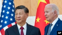 FILE - Presiden AS Joe Biden (kanan) bersama Presiden China Xi Jinping menjelang pertemuan kedua kepala negara di luar KTT G20 di Bali, 14 November 2022. (AP/Alex Brandon, File)
