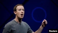 Le fondateur et PDG de Facebook, Mark Zuckerberg, intervient sur scène lors de la conférence annuelle des développeurs Facebook F8 à San Jose, Californie, États-Unis, le 18 avril 2017.