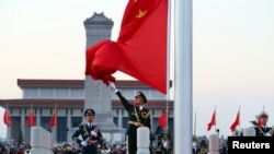 中國軍隊在天安門舉行升旗儀式。（資料照片）