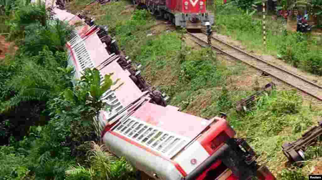 Plusieurs wagons d’un train reliant Yaoundé et Douala ont déraillé près de la gare Eseka, près de Douala, 21 octobre 2016. .