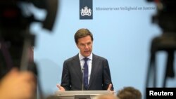 荷蘭首相呂特(中)在7月18日的記者會上發言