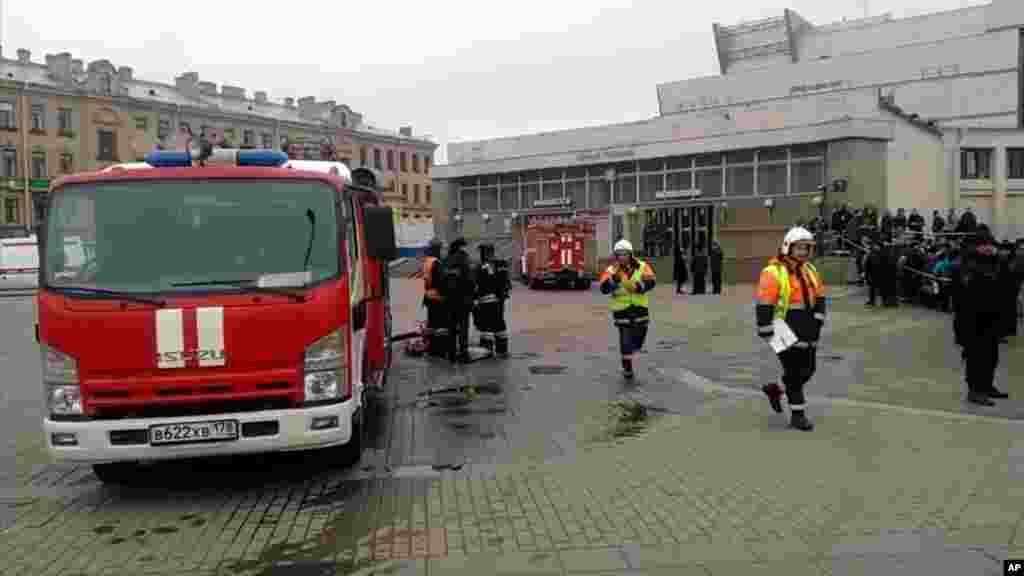 Les services d&#39;urgence travaillent à l&#39;extérieur de la station de métro Sennaya Square à Saint-Pétersbourg, en Russie, le 3 avril 2017.