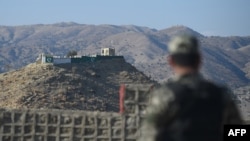 資料照片：2019年1月27日，一名巴基斯坦軍隊士兵在巴基斯坦和阿富汗邊境北瓦濟里斯坦古拉姆汗的一個邊境哨所站崗。 （法新社照片）