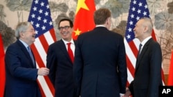 中國副總理劉鶴與美國財政部長姆努欽、美國貿易代表萊特希澤和美國駐華大使布蘭斯塔德在北京釣魚台國賓館會談後交談。(2019年5月1日)
