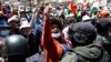 Los cocaleros de la región de Yungas enfrentan a la policía durante una protesta por el control del principal mercado de la hoja, en La Paz, Bolivia, el 28 de septiembre de 2021.
